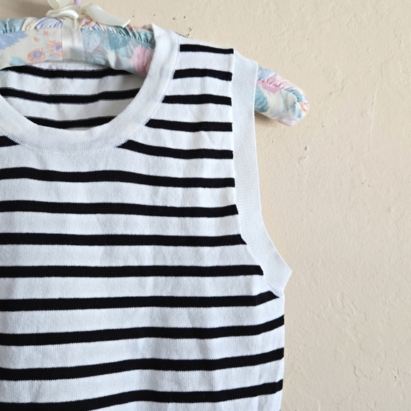 Commense Classy Stripe Crop White And Black Tank Top Size Large - Picture 3 of 8
